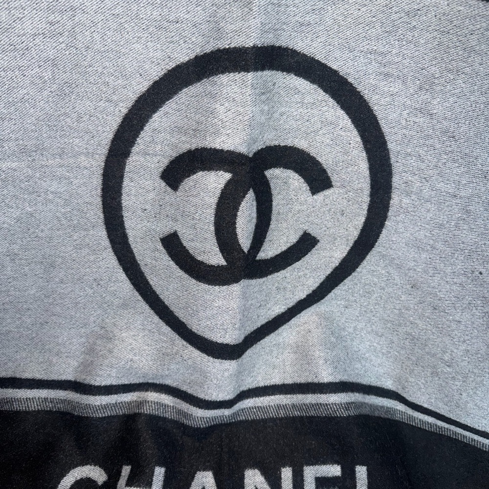 CHANEL Elegant Black and Gray Throw - Picture 2 of 7